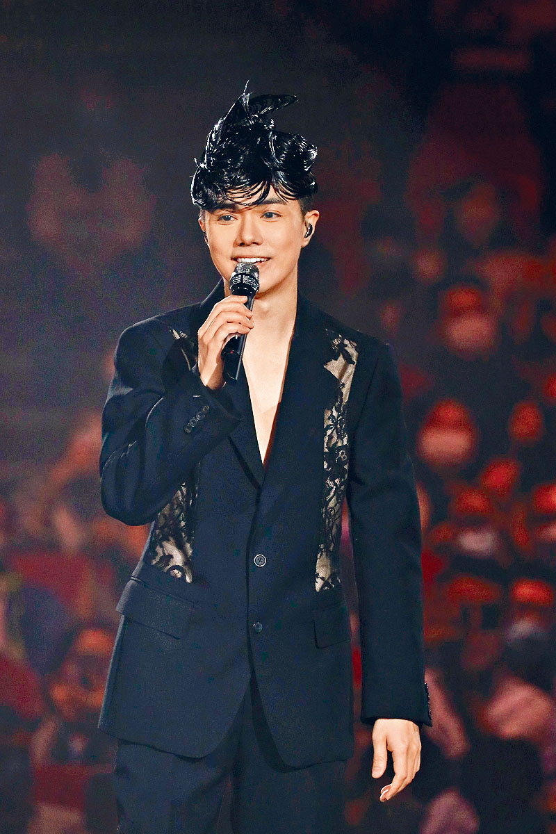 軒仔在第二場添了一件黑色西裝。