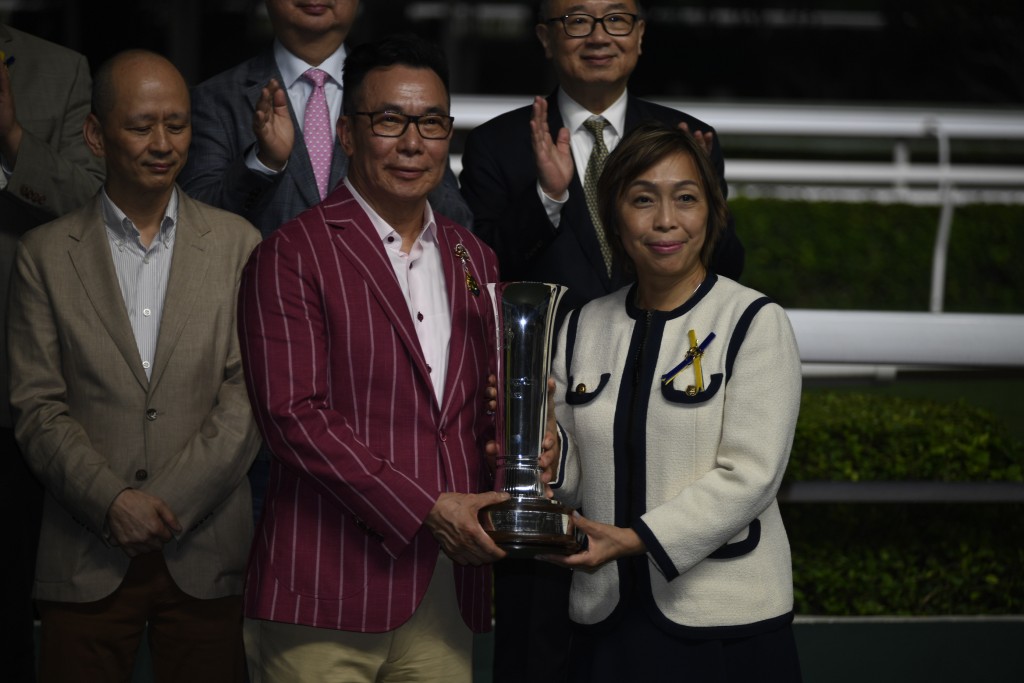 梁錫光多謝香港賽馬會頒這兩個奬給「嘉應高昇」，同時多謝香港馬主協會。