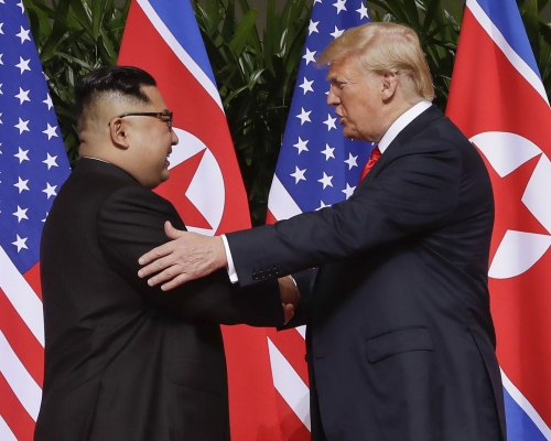 2018年6月特朗普與金正恩在新加坡會面。 AP資料圖片