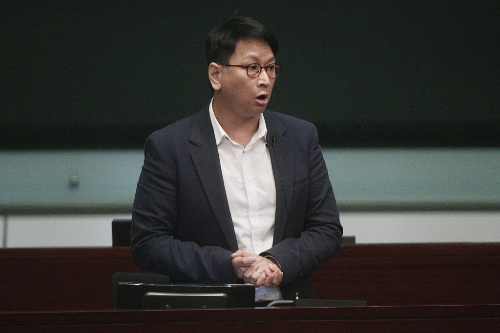工聯會鄧家彪指,外傭胡亂借貸問題困擾僱主多時。 工聯會鄧家彪指,外傭胡亂借貸問題困擾僱主多時。