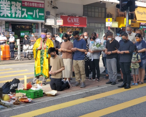 車禍死者的家人及親友在場拜祭，神情哀傷。
