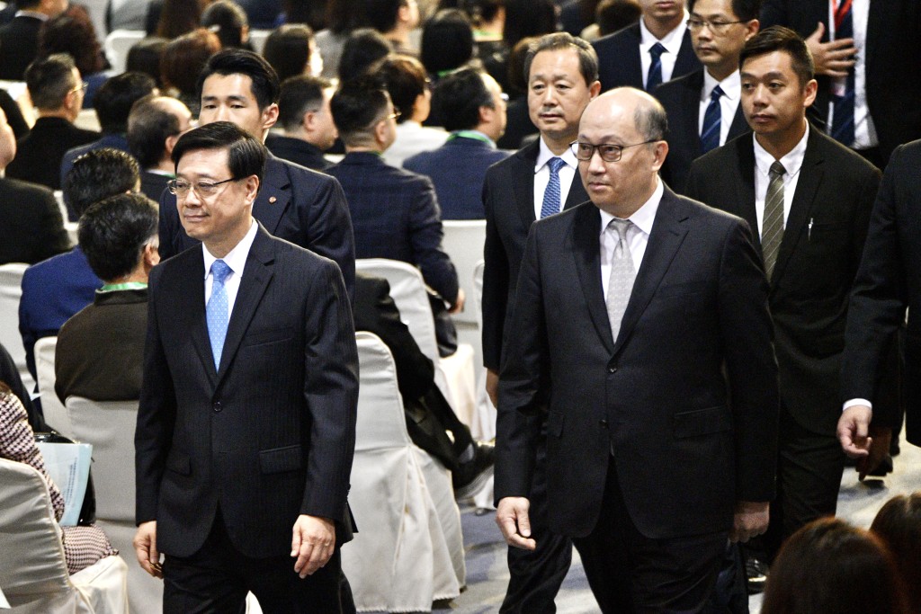 李家超（左）及郑雁雄（右）出席特区政府同中联办合办「宪法与中国式现代化」为主题的国家宪法日座谈会。卢江球摄