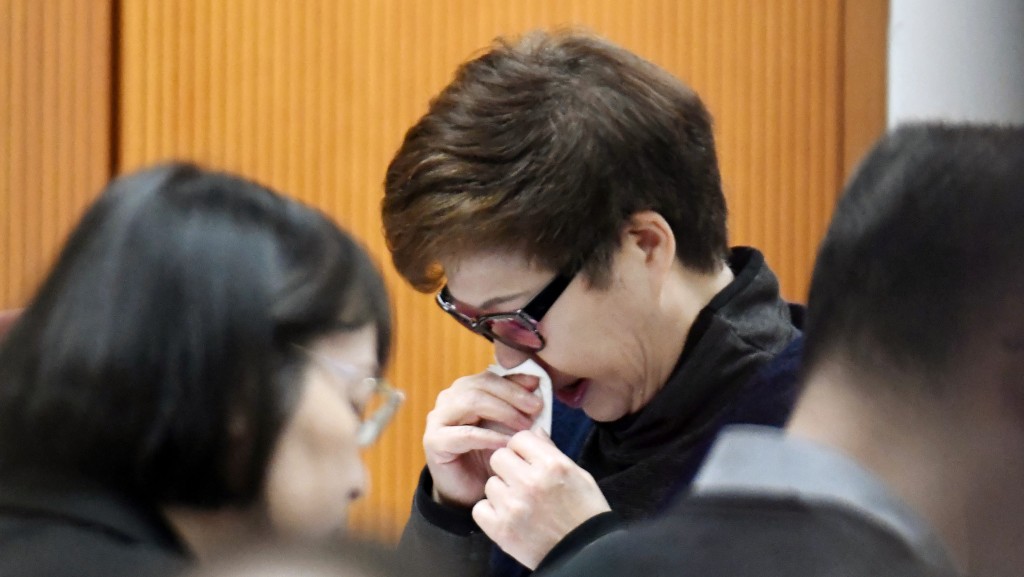 黃碧嬌於5月8日提交第二份回覆中反駁多項指控。就外界指控其團隊逐家逐戶「洗樓」及威脅居民交出授權票,黃碧嬌對此「強烈否認」。 黃碧嬌於5月8日提交第二份回覆中反駁多項指控。就外界指控其團隊逐家逐戶「洗樓」及威脅居民交出授權票,黃碧嬌對此「強烈否認」。