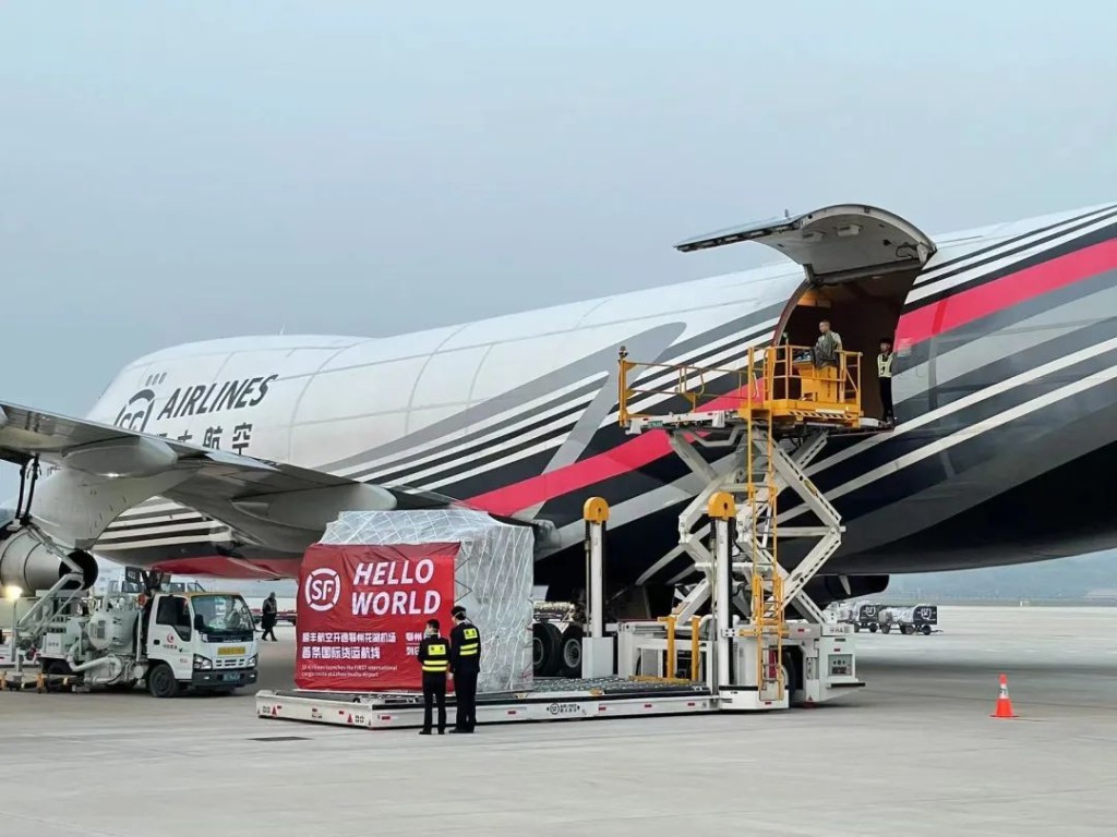順豐航空採用SAF後,相比傳統航空燃料可減少約90%的溫室氣體排放。資料圖片 順豐航空採用SAF後,相比傳統航空燃料可減少約90%的溫室氣體排放。資料圖片