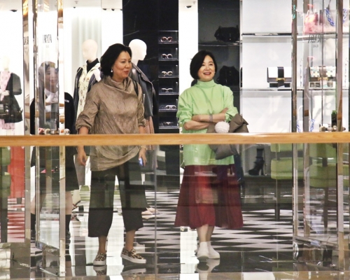 林青霞與好友陶敏明行街，綠衫紅裙休閒打扮的她難掩星味。