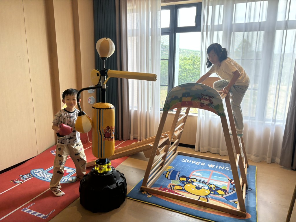 超級飛俠運動複式套房面積達90平方米，可供兩大兩小入住， 設有沙包拳套、滑梯和攀爬架等，一定幫小朋友放足電。（圖片來源：《親子王》）