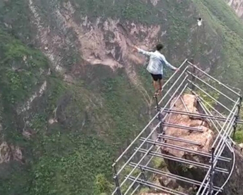 拉博好似踩鋼線般在懸崖邊的鐵杆上踱步。 網上圖片