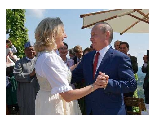 普京应邀出席奥地利外长克奈斯尔的婚礼，并在婚礼上与新娘挽臂起舞。AP