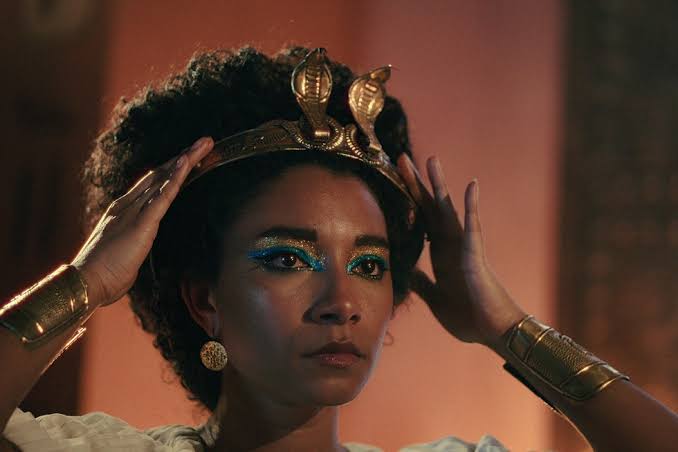 27歲英國黑人女星阿黛爾詹姆斯（Adele James）扮演克利奧帕特拉七世（Cleopatra VII）。 Netflix截圖