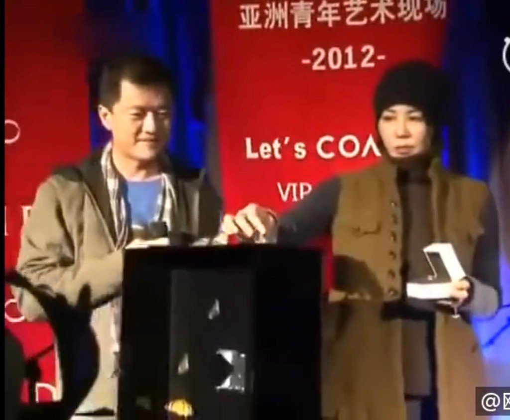 網民又翻出李亞鵬與王菲的舊片,當日李亞鵬沒告知王菲要出席該活動,原來想將鑽戒藏在放滿蝴蝶的箱送給她,搞到王菲黑晒面。