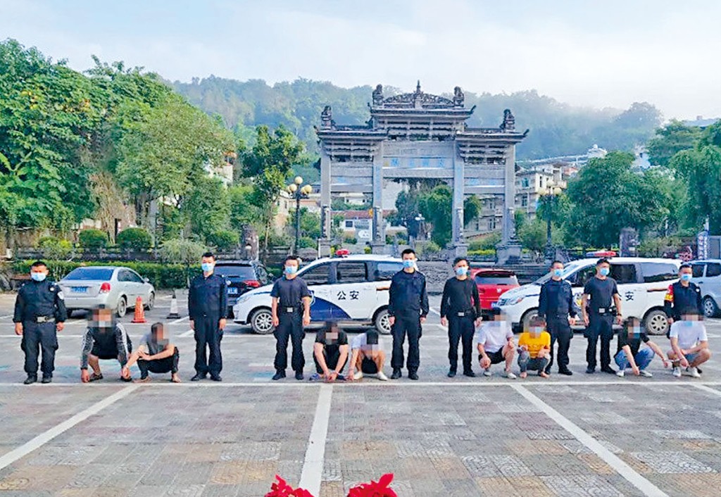 ■警方拘捕八名涉嫌偷渡的男女。