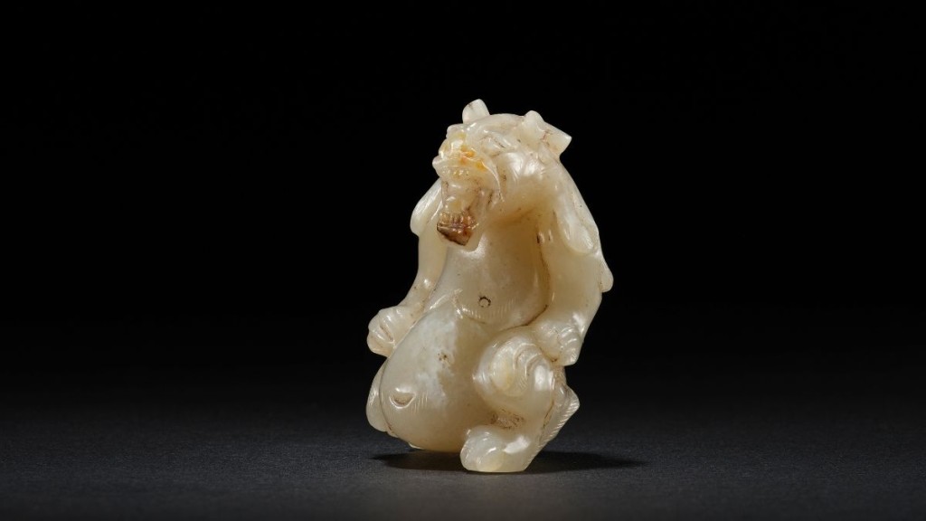 汉至南北朝白玉半蹲神兽，高4.5厘米，估价：180,000- 220,000港元。