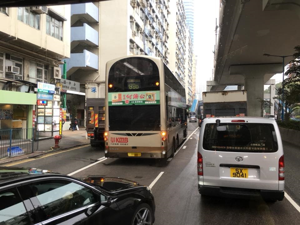 巴士尾部與貨車擦撞。突發事故報料區圖片