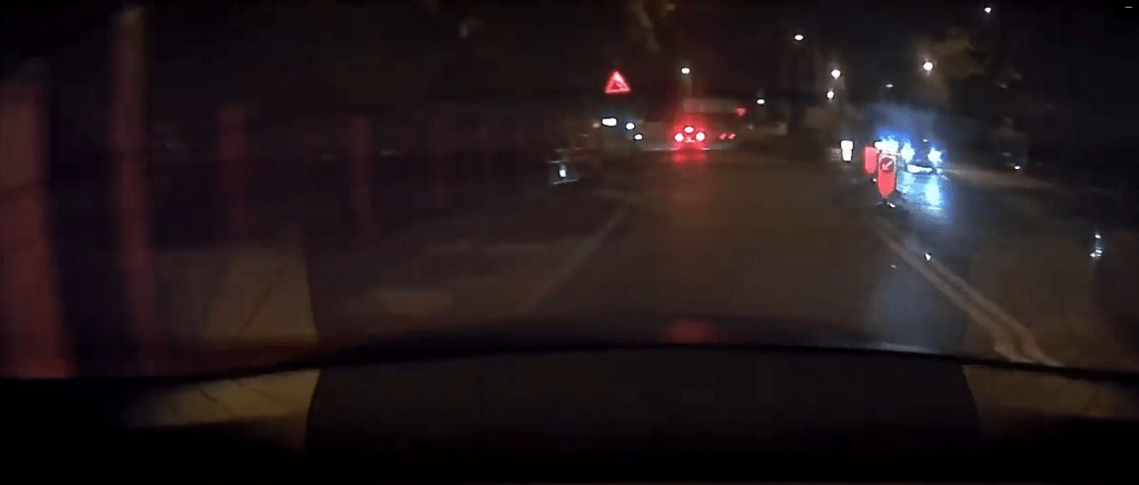 前方私家車被撞後，失控打滑後橫亙在對線馬路。(影片截圖)