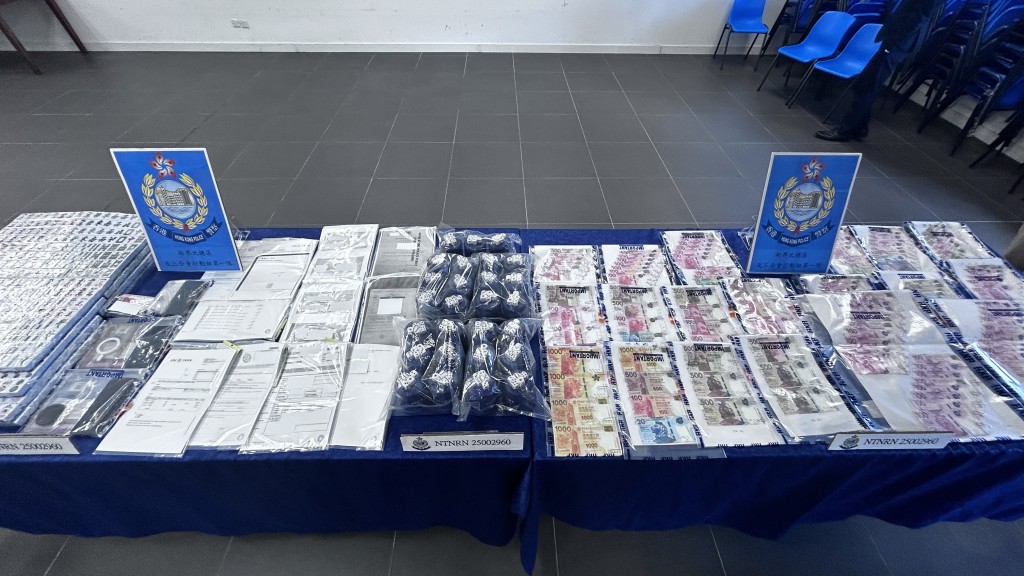 警方展示證物。 警方展示證物。