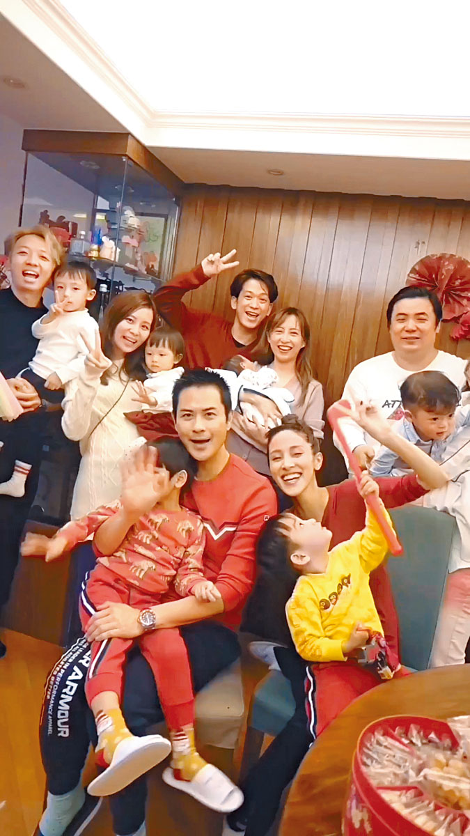 嘉欣和男友松岡（後排中）早前與陳凱琳、鄭嘉穎等一班朋友團拜。