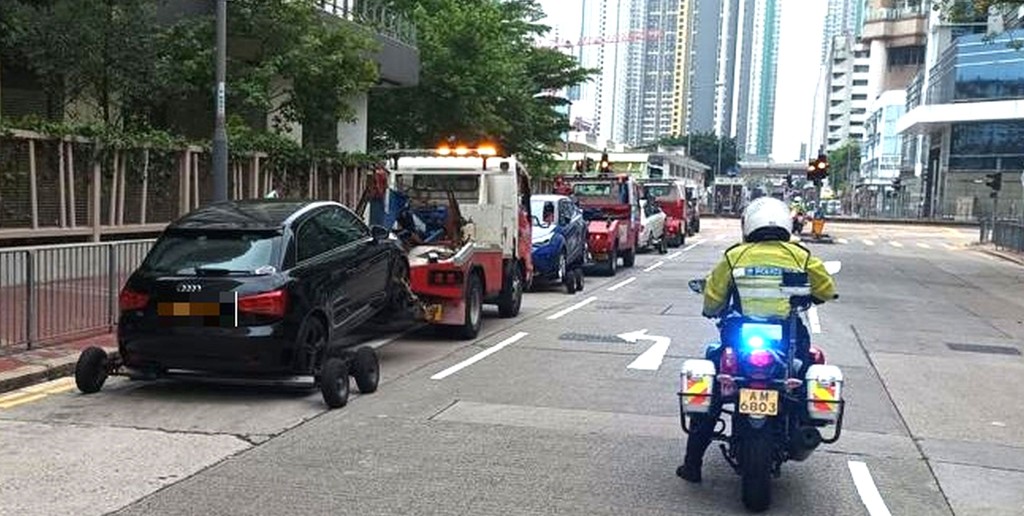 警方拖走涉違泊車輛。