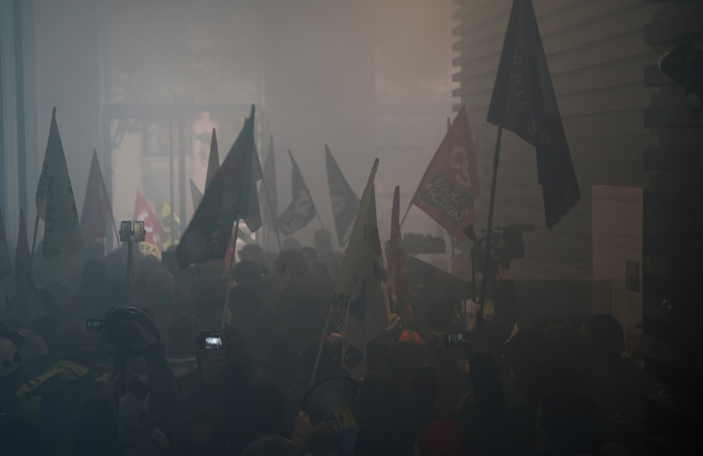 示威者闖入LVMH集團的巴黎總部，投擲煙霧彈，要求巨富多出錢，化解退休金虧損危機。AP/路透