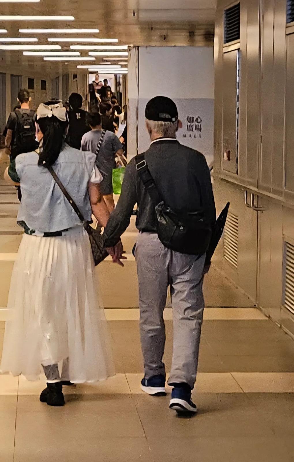 何太宣佈離婚後,昨晚(14日)再被網民在屯門直擊與何伯牽手逛街。 何太宣佈離婚後,昨晚(14日)再被網民在屯門直擊與何伯牽手逛街。