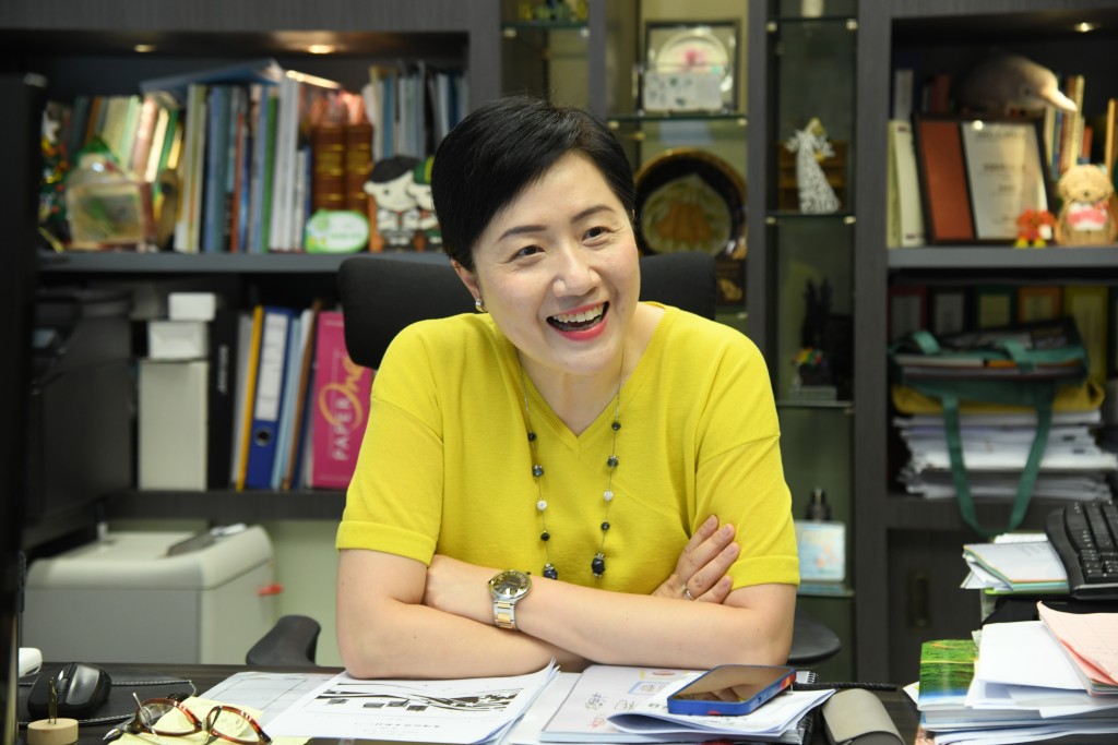 据该校体育教师观察，不少学生较以往同龄略为长高，校长陈美娟说:「正是因为学生睡眠充足，有研究指跟脑下垂体有关，当然（高度）也要看父母基因。」