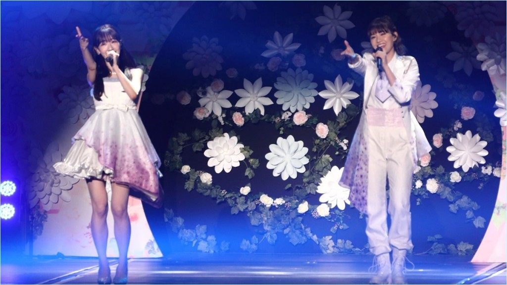 柏木由紀（左）在畢業演唱會與前AKB二期生宮澤佐江再次同台演出。網上圖片