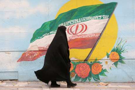  伊朗首都德黑蘭一女子在街上行過。REUTERS