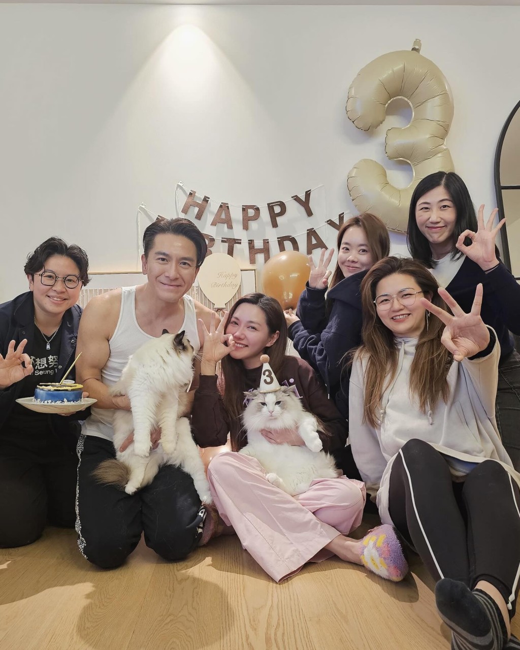 马国明夫妇还邀请了多位朋友一同为爱猫Tino庆生。