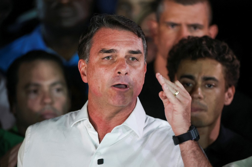 巴西前总统博索纳罗之子、参议员弗拉维奥（Flávio Bolsonaro）在总统大选落败后，未有遵从最高法院命令交出护照，据报已离开巴西前往美国。路透社