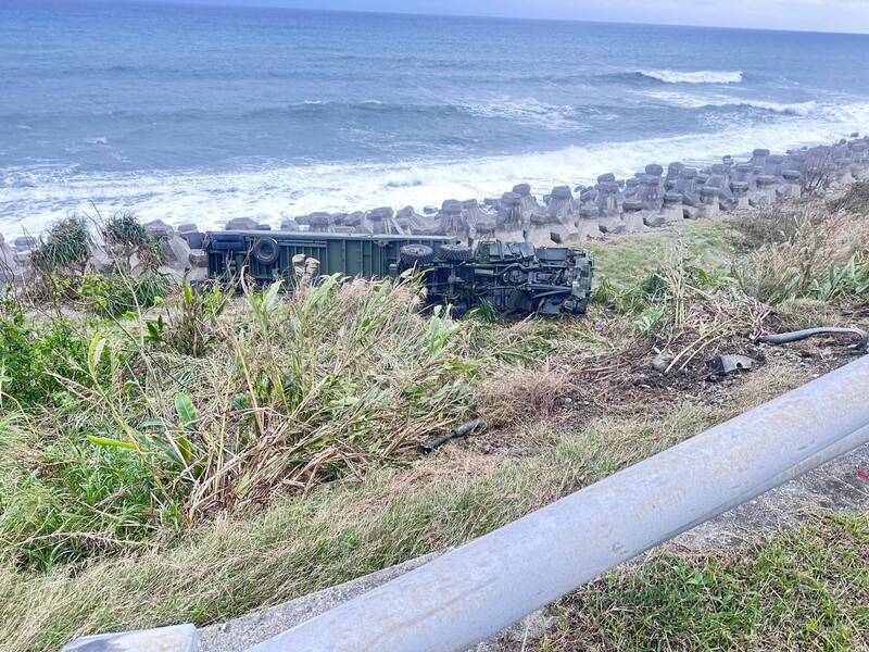 台灣軍方一輛愛國者導彈維修車失事翻落台東海岸。自由時報