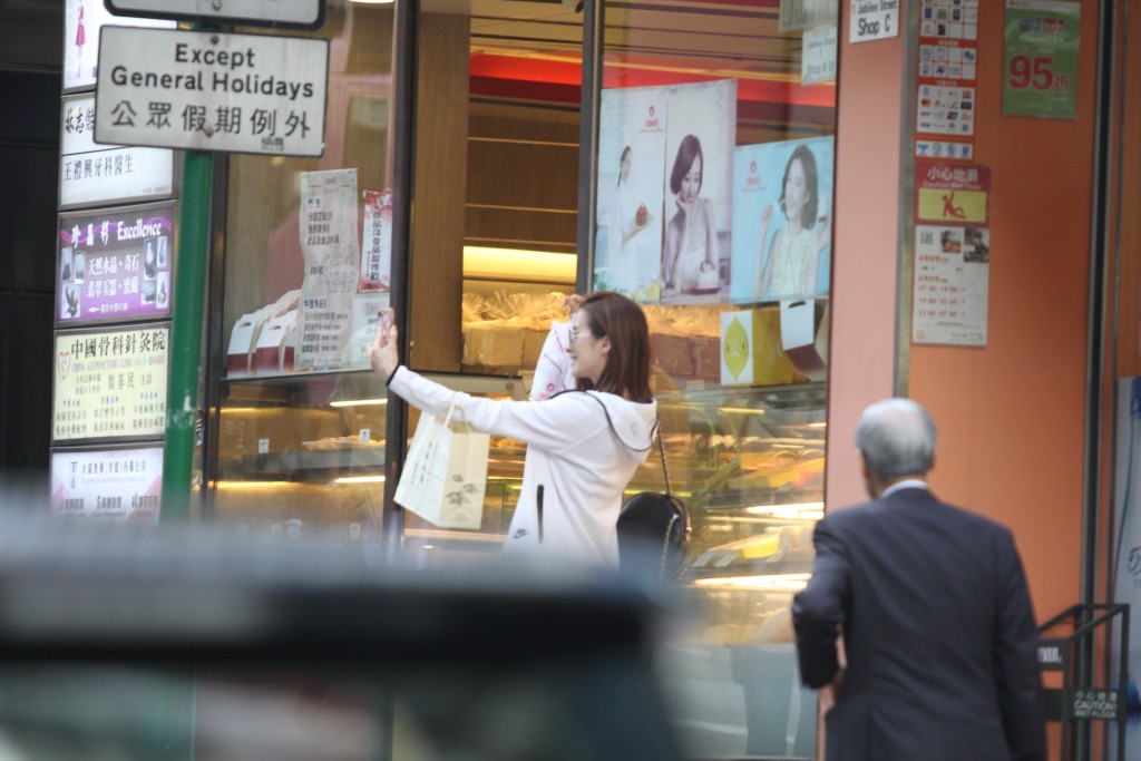 艺人沈卓盈2017年中环租庇利街途过马路行街，发现「少妇联盟」成员龚嘉欣代言的「凯施饼店」，立即帮衬买包兼在宣传海报上拍照。