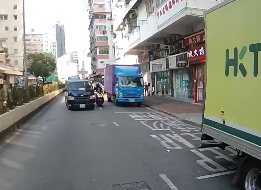 電單車從路邊貨車經過，駛至快線的貨Van旁。fb車cam L（香港群組）影片截圖