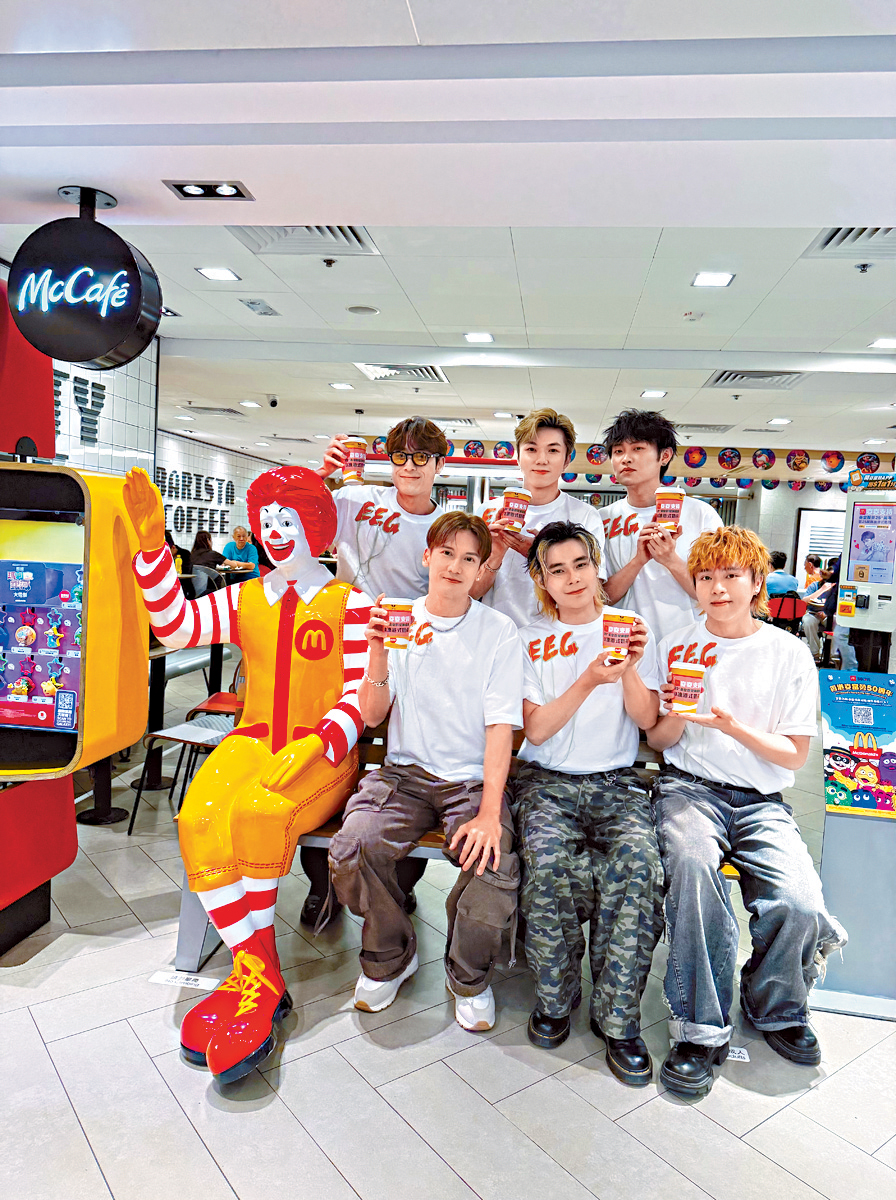 Kenny（前左一）夥拍樂隊Locksmiths齊齊派奶茶。