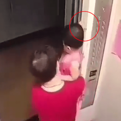 家長才發覺小童的手夾入電梯內