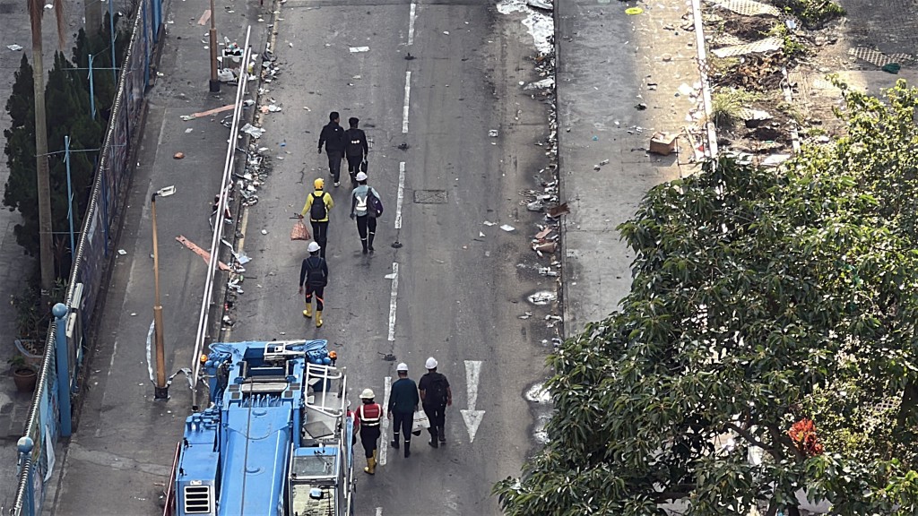 今晨大批工人開工。劉漢權攝