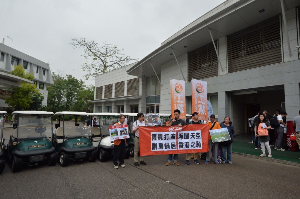 工黨在場外示威。
