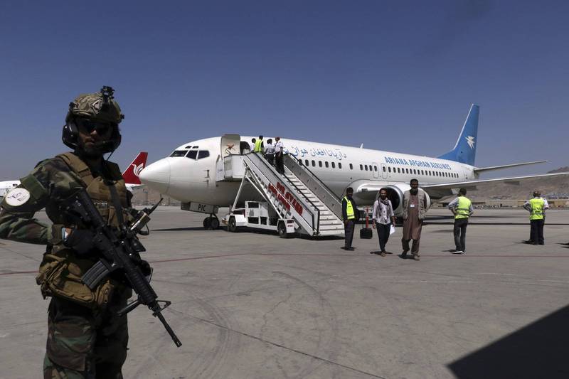 阿富汗軍警在卡布爾機場戒備。