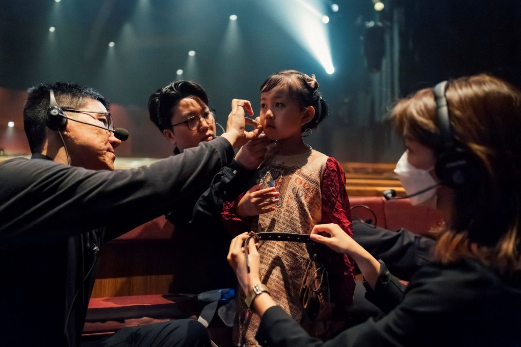 在場工作人員細心地為懿晨作出各項安排,讓她全情投入演出。(香港迪士尼提供) 在場工作人員細心地為懿晨作出各項安排,讓她全情投入演出。(香港迪士尼提供)