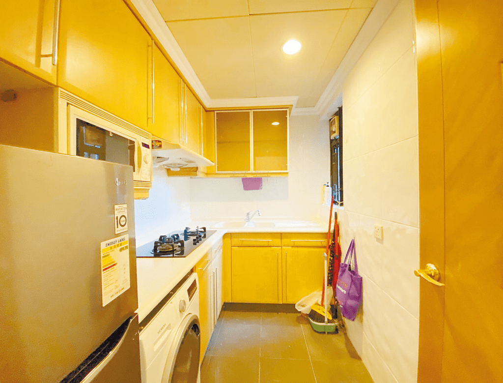 獨立式廚房設有L形廚櫃，方便收納及入廚。