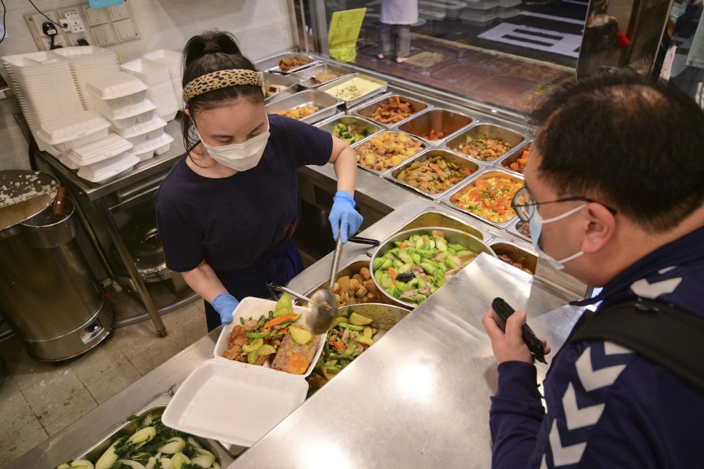 兩餸飯店門外不時大排長龍。資料圖片