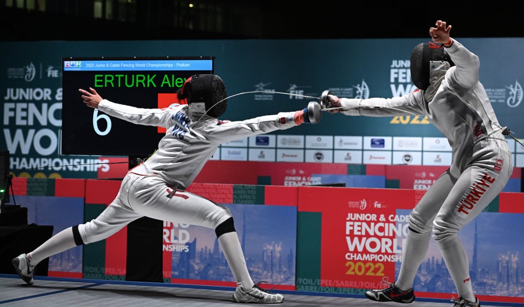 陳偉勁教練讚揚陳海琳(左)在關鍵時刻仍敢於出劍。國際劍聯facebook圖片