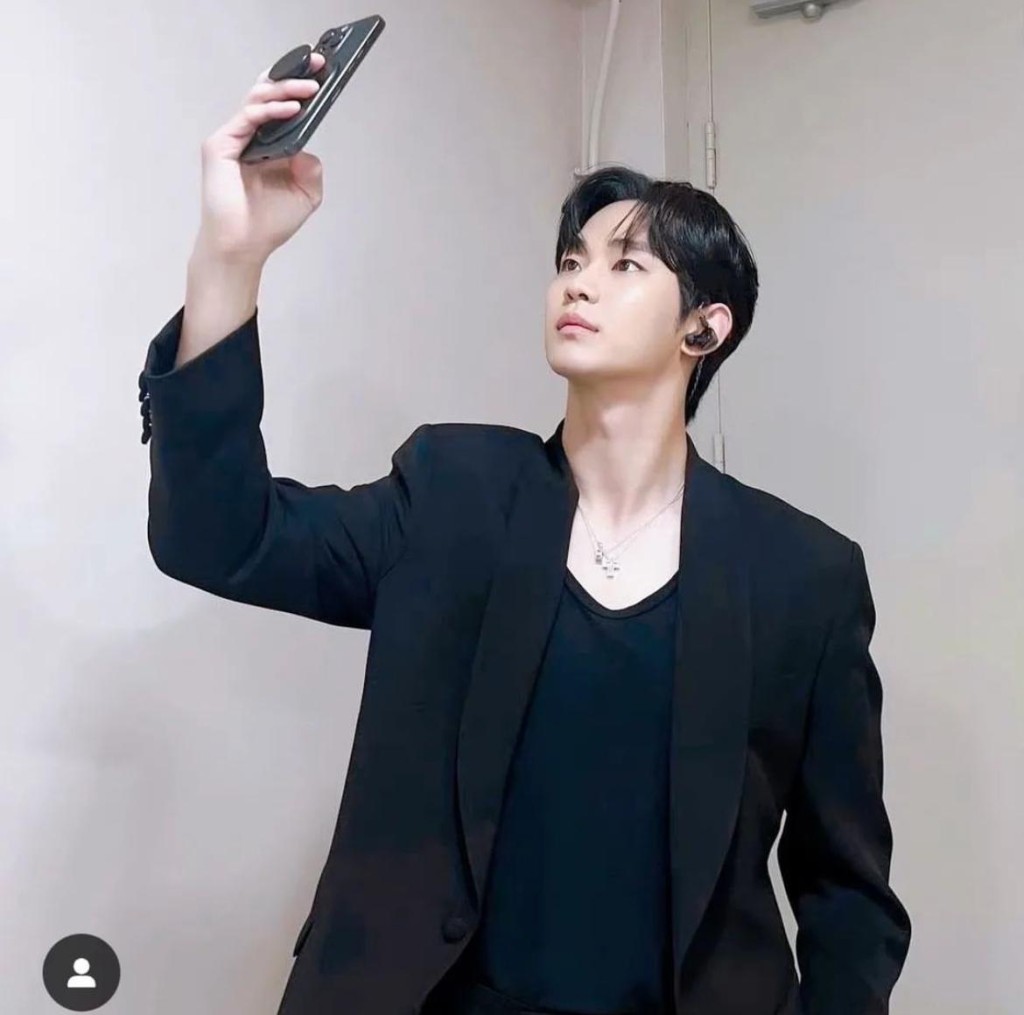 金秀贤已删走举起手机的照片。