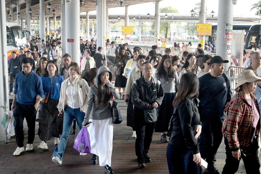 口岸人頭湧湧。 口岸人頭湧湧。