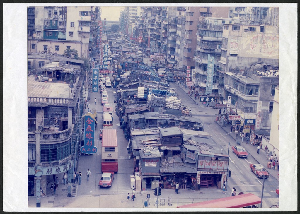 80年代以前，南昌街路中设有一列临时排档，大部分为食肆及零售巿集，其后拆卸变成休憩公园。(香港档案处图片)