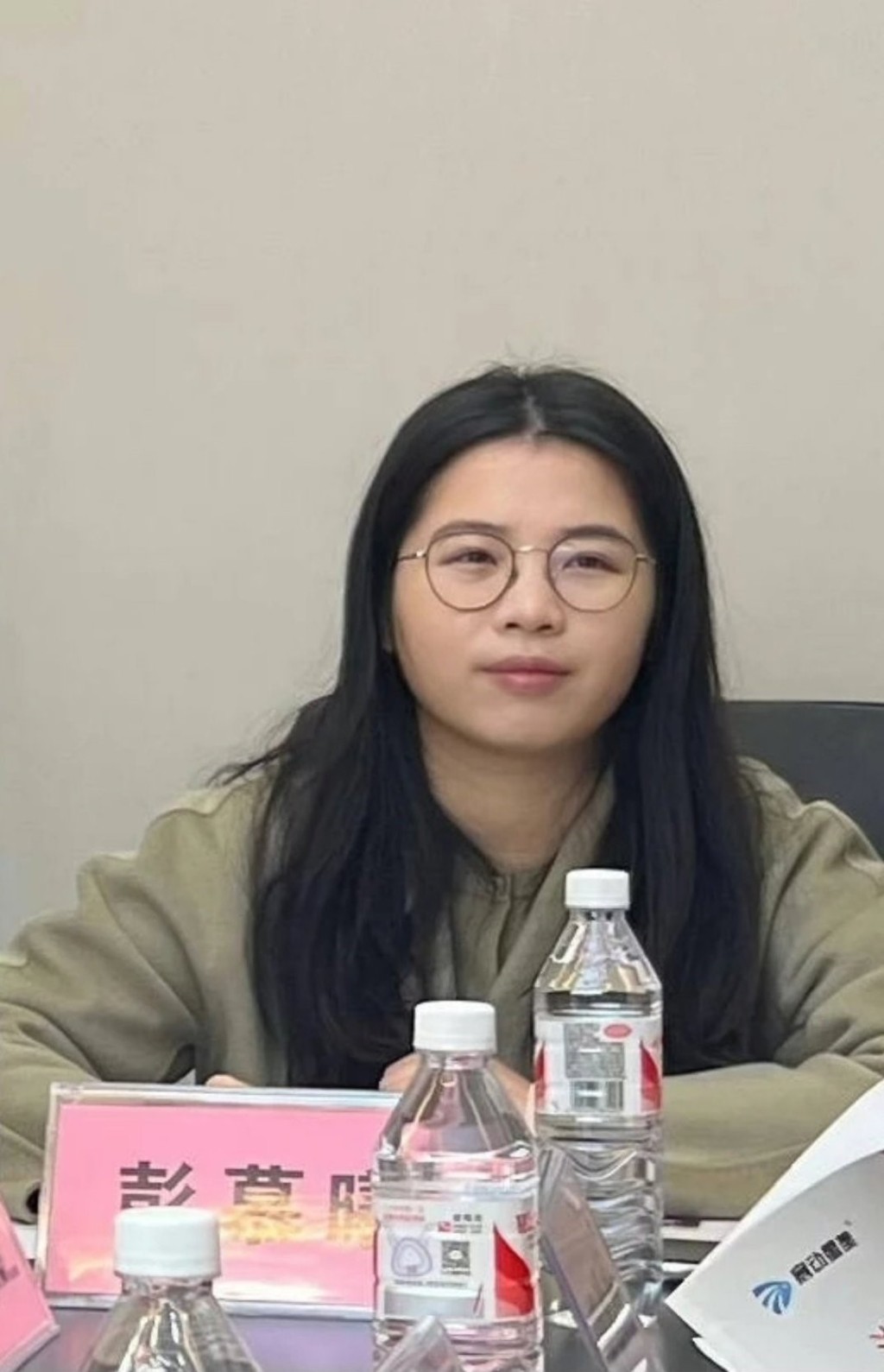 長沙體育局彭姓副處長囂張霸佔他人車位8日事件,成為全網焦點。 長沙體育局彭姓副處長囂張霸佔他人車位8日事件,成為全網焦點。