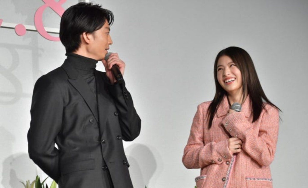 伊藤健太朗、出口夏希曾合作2023年電影《在那開滿花的山丘，我想見到妳》。