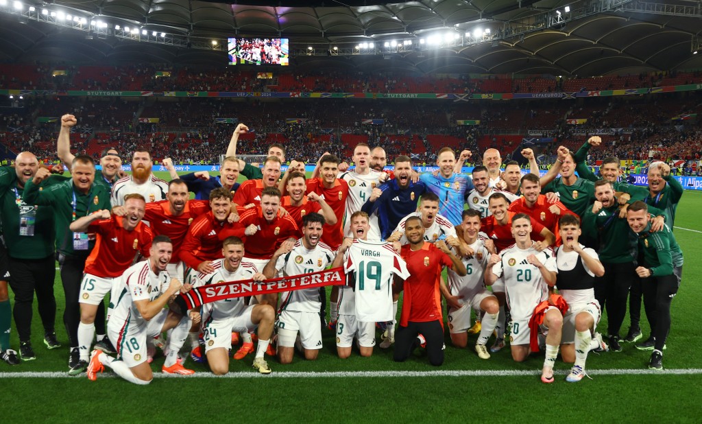 匈牙利众将赛后高举华加的球衣，献上胜利为他打气。Reuters