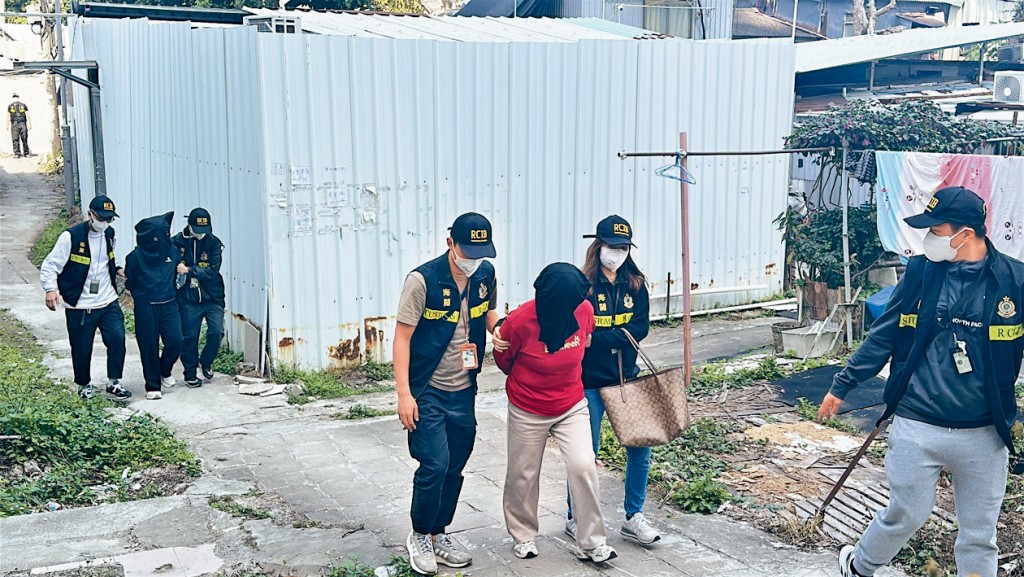 涉嫌管理私煙儲存及分銷中心的一對母女被海關人員拘捕。 