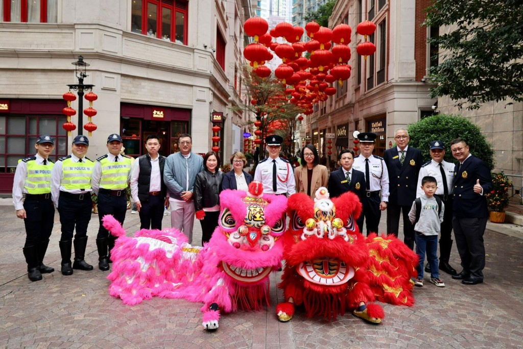 警方港岛总区联同香港交通安全队到港岛多处，向市民拜年并派发纪念品，推广道路安全。