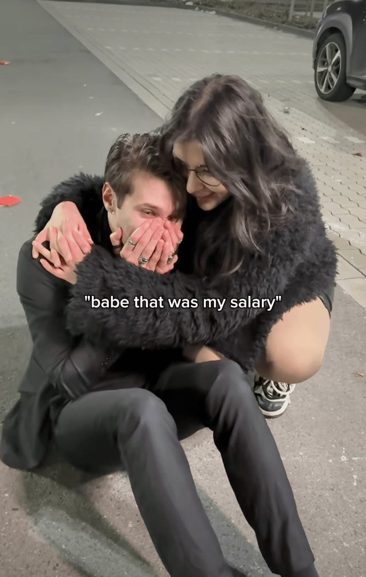 男子目睹辛苦準備的驚喜化為烏有，當場跌坐地上，雙手掩面，神情錯愕。女友則跪在他身旁安慰說：「心意最重要。」