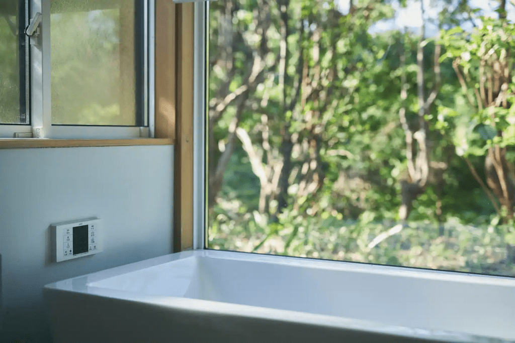 浴室拥有大型玻璃窗，可以饱览大自然风光（图片来源：MUJI BASE KAMOGAWA）